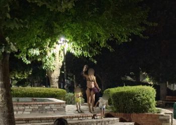 Νεαρή μητέρα πέταξε τα ρούχα και με το μαγιό βούτηξε στο σιντριβάνι με τα παιδιά της – Έσπευσε η αστυνομία