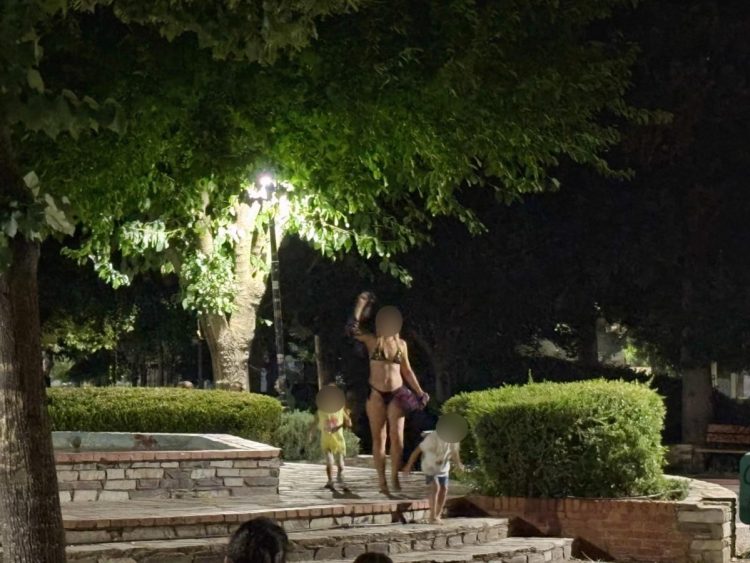 Νεαρή μητέρα πέταξε τα ρούχα και με το μαγιό βούτηξε στο σιντριβάνι με τα παιδιά της – Έσπευσε η αστυνομία