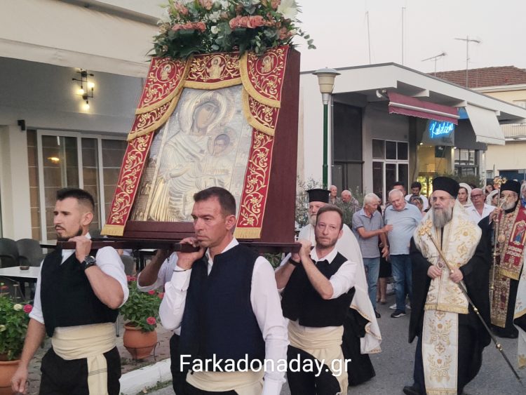 Κλήρος και λαός λιτάνευσαν την  Εικόνα της Παναγίας Πορταΐτισσας στην Οιχαλία