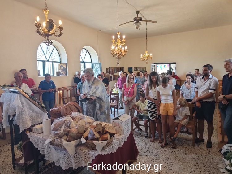 Πανηγυρική Θεία Λειτουργία στο εξωκλήσι της Αγίας Παρασκευής στον Πετρόπορο