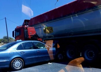 Σύγκρουση αυτοκινήτου με φορτηγό στο ύψος του Κουτσόχερου