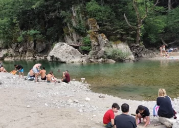 Οι δύο «παραλίες των βουνών» του Ασπροποτάμου – Καλοκαιρινή όαση δροσιάς στα 1.000 μέτρα υψόμετρο