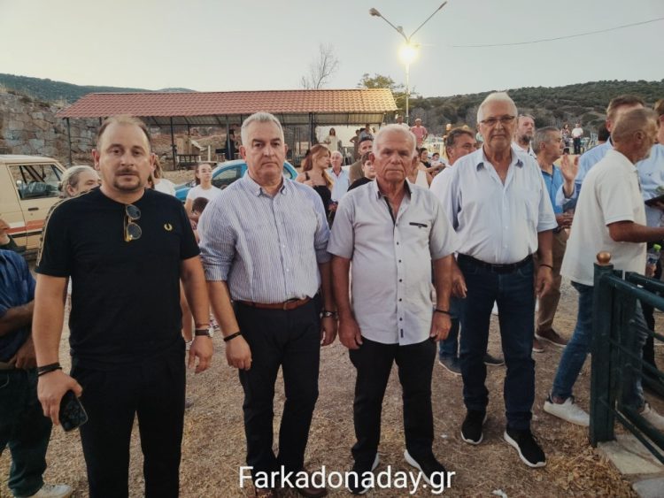 Ο Μπαγιώτης δίπλα στους δημότες….