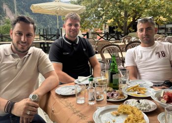 Κάτω απ’ τον πλάτανο, όλα τα μαθαίνεις…