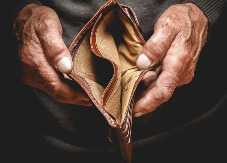 Η ακρίβεια «γονατίζει» τα νοικοκυριά