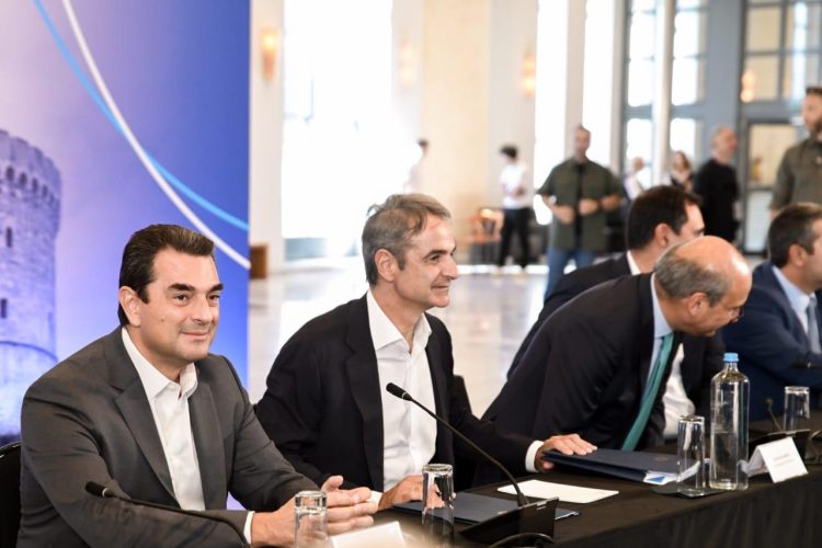 Δίπλα στον Μητσοτάκη ο Σκρέκας, στην Θεσσαλονίκη