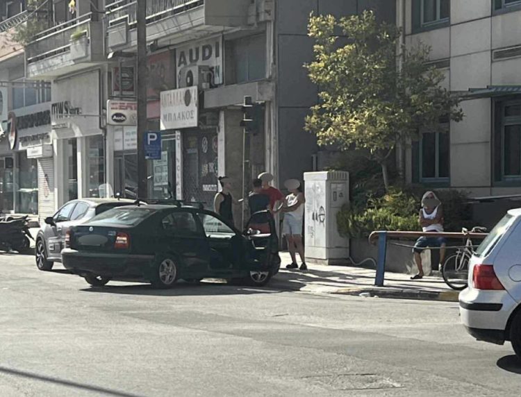 «Τρελή» πορεία αυτοκινήτου μέσα στη Λάρισα: «Καρφώθηκε» πάνω σε φανάρι