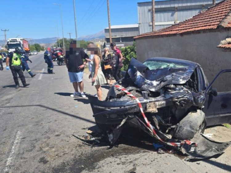 Σοβαρό τροχαίο έξω από τη Λάρισα μετά από σύγκρουση αυτοκινήτων – Μέλη μιας οικογένειας οι τραυματίες