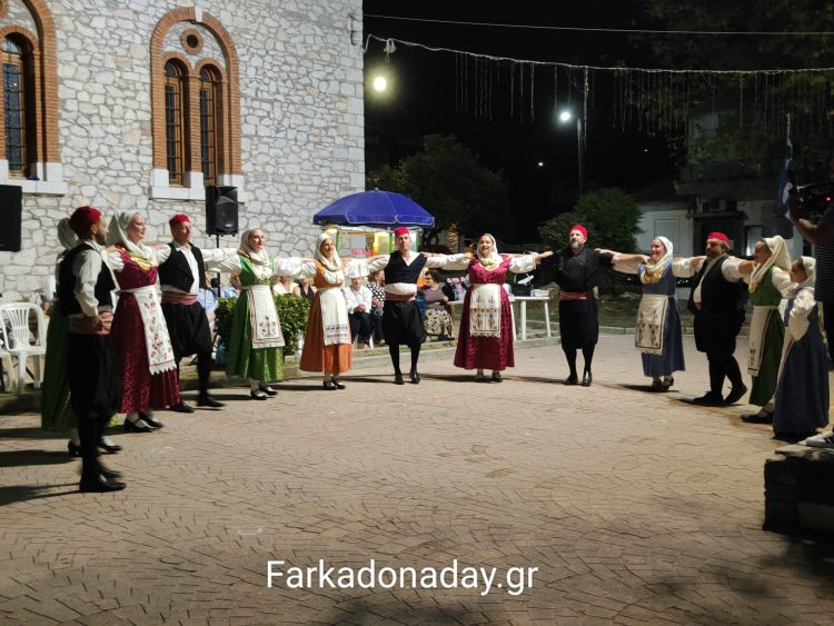 Γεύσεις, μνήμες και παράδοση στην πλατεία της Φαρκαδόνας