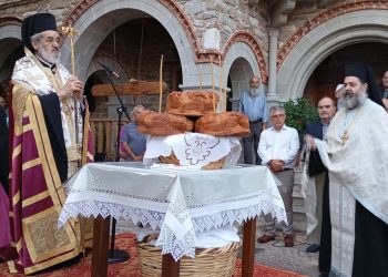 Στο προσκήνιο… διακριτικά