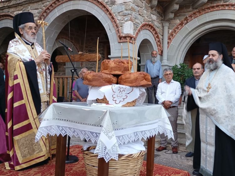 Στο προσκήνιο… διακριτικά