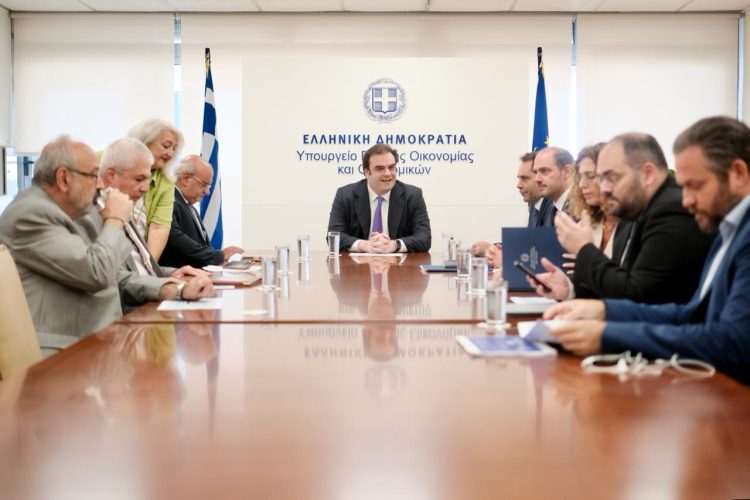 Μηδενικός φόρος για εισόδημα έως 20.000 ευρώ σε πολύτεκνους μισθωτούς και ελεύθερους επαγγελματίες