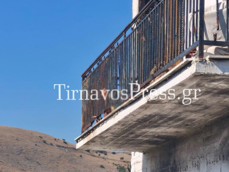 Σοκ στον Τύρναβο: 62χρονος βρέθηκε νεκρός σε μπαλκόνι – Εντοπίστηκε από γείτονες – Εκτιμάται ότι είχε πεθάνει μέρες πριν