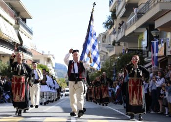 Η Καλαμπάκα ντύθηκε στα γαλανόλευκα! Συγκίνηση και υπερηφάνεια στην παρέλαση της 28ης Οκτωβρίου