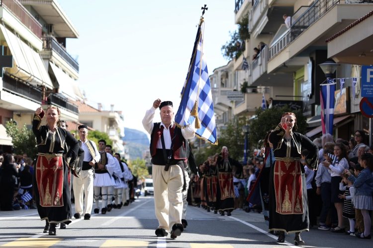 Η Καλαμπάκα ντύθηκε στα γαλανόλευκα! Συγκίνηση και υπερηφάνεια στην παρέλαση της 28ης Οκτωβρίου