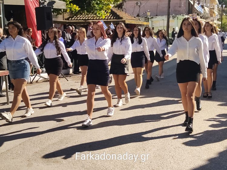 Με υπερηφάνεια πραγματοποιήθηκε η μαθητική παρέλαση της 28ης Οκτωβρίου στη Φαρκαδόνα