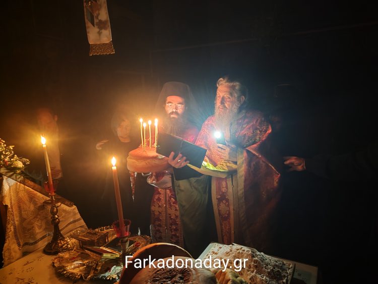 Πανηγυρικός Εσπερινός υπό το φως των κεριών στον εορτάζοντα Ιερό Ναό Αγίων Αναργύρων Πετροπόρου
