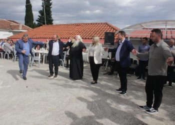Πρώτος στον χορό, πρώτος και δίπλα στους δημότες