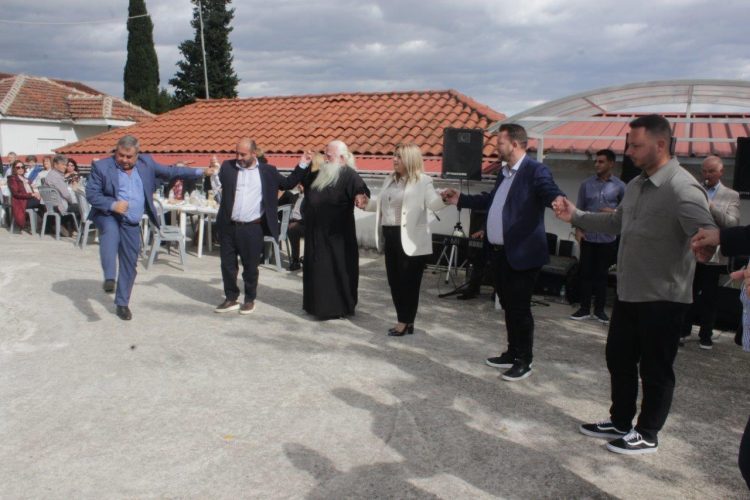 Πρώτος στον χορό, πρώτος και δίπλα στους δημότες
