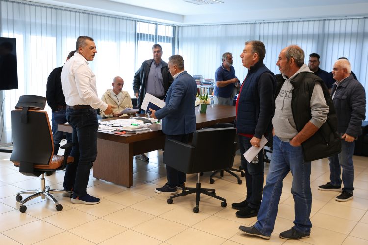 Επιστολή Κουρέτα στο ΥΠΑΑΤ για την αναθεώρηση της νομοθεσίας αδειοδότησης σταβλικών εγκαταστάσεων φορέων εμπορίας ζώντων ζώων