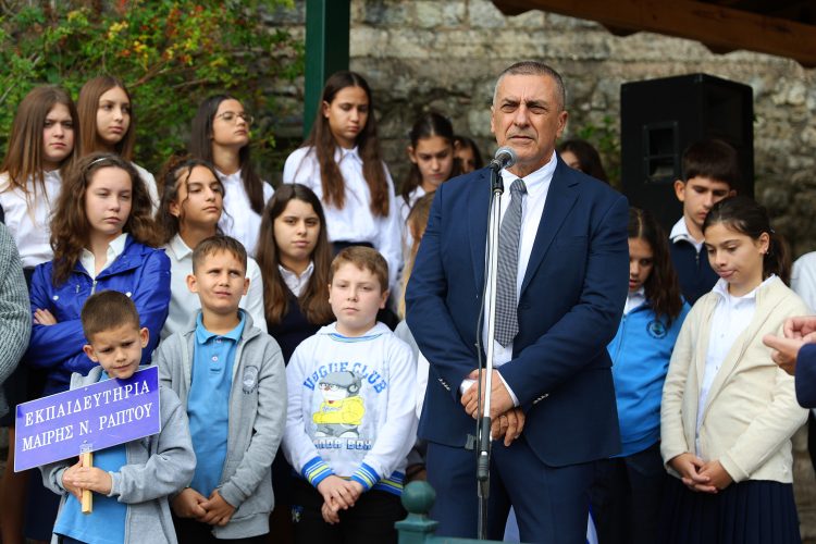 Στο Ανθηρό Καρδίτσας για την παρέλαση των δύο μαθητών ο Κουρέτας