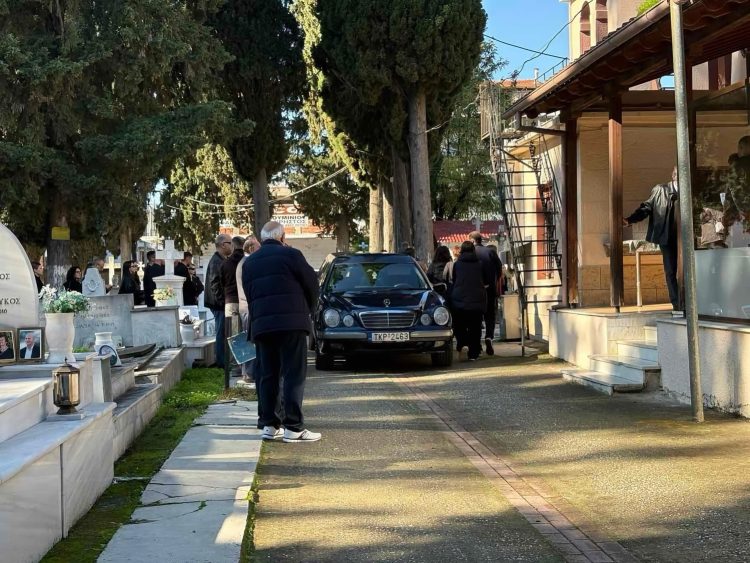 Ράγισαν καρδιές στην κηδεία της 18χρονης Ανθίας Τσαγγαρά