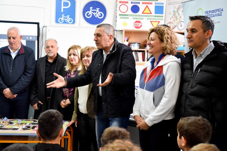 Ο Δημήτρης Κουρέτας στο 7ο Δημοτικό Σχολείο Τρικάλων στο πλαίσιο του προγράμματος «Ποδηλατώντας ΑΣΦΑΛΩΣ με το ΕΣΠΑ»