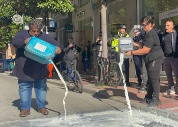 Κτηνοτρόφοι στη Λάρισα πέταξαν γάλα έξω από το γραφείο του  Κέλλα – Ζητούν αποζημιώσεις και στήριξη για τα κοπάδια τους