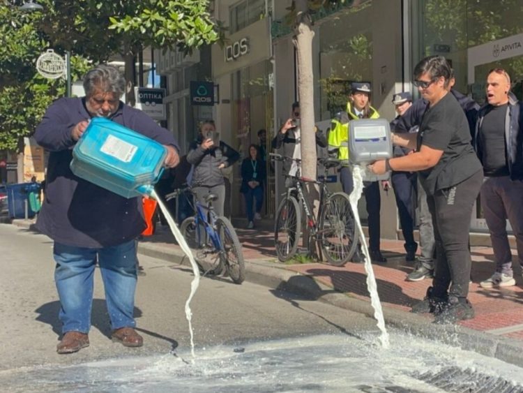 Κτηνοτρόφοι στη Λάρισα πέταξαν γάλα έξω από το γραφείο του  Κέλλα – Ζητούν αποζημιώσεις και στήριξη για τα κοπάδια τους