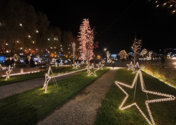 Δείτε την κεντρική πλατεία των Τρικάλων στολισμένη για τα Χριστούγεννα