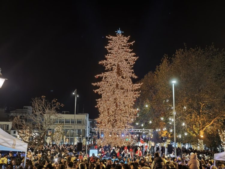 Φωταγωγήθηκε το ψηλότερο φυσικό χριστουγεννιάτικο δέντρο της χώρας στα Τρίκαλα