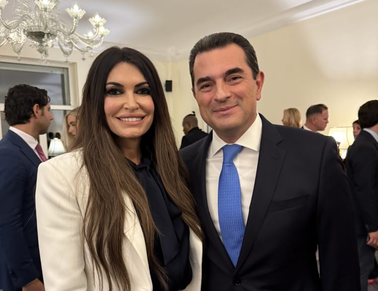 Mε την Kimberly Guilfoyle στην Πρεσβευτική κατοικία, ο Κώστας Σκρέκας