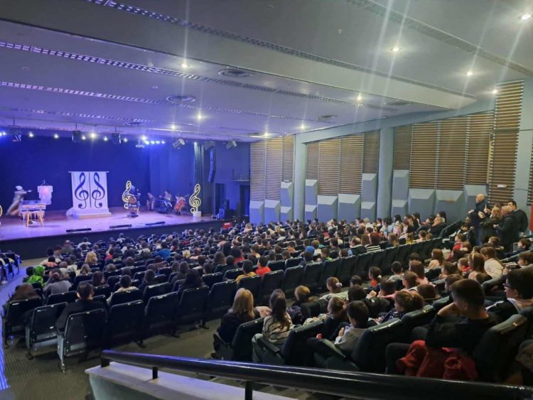 Μαγεύει μαθητές/τριες η Εθνική Λυρική Σκηνή στα Τρίκαλα