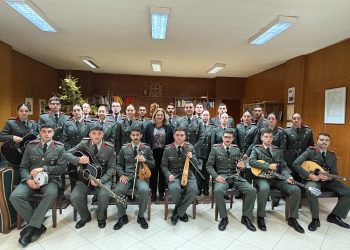 Χριστουγεννιάτικα κάλαντα  από τη χορωδία της ΣΜΥ  στην Π.Ε. Τρικάλων