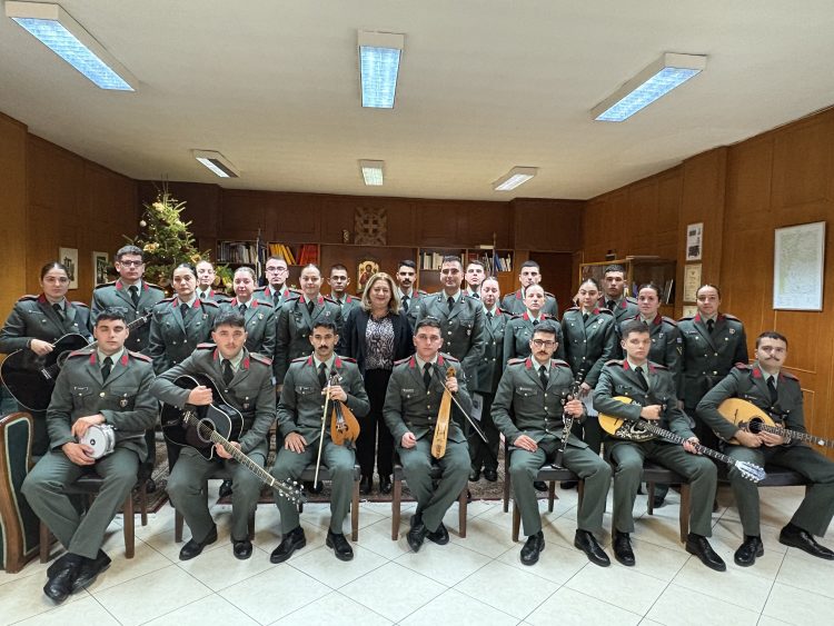 Χριστουγεννιάτικα κάλαντα  από τη χορωδία της ΣΜΥ  στην Π.Ε. Τρικάλων
