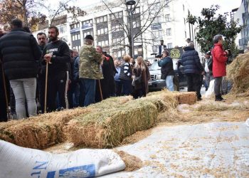 «Απόβαση» κτηνοτρόφων στην Κεντρική πλατεία Λάρισας – Τεράστια η αγανάκτηση: Λύσεις τώρα, θα πεινάσουμε όλοι  – Έριξαν γάλατα, άχυρο και καλαμπόκι