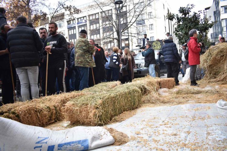 «Απόβαση» κτηνοτρόφων στην Κεντρική πλατεία Λάρισας – Τεράστια η αγανάκτηση: Λύσεις τώρα, θα πεινάσουμε όλοι  – Έριξαν γάλατα, άχυρο και καλαμπόκι