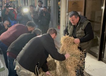 Αγρότες έριξαν σανό έξω από πολιτικά γραφεία στη Λάρισα – «Εμπαιγμός η πρόσκληση του πρωθυπουργού στο Μαξίμου»