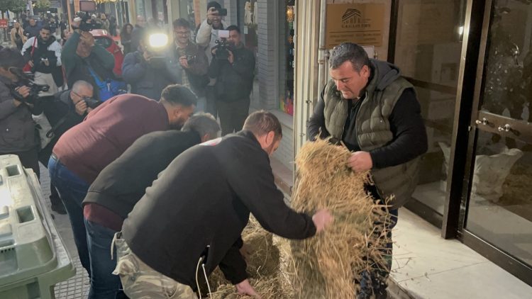 Αγρότες έριξαν σανό έξω από πολιτικά γραφεία στη Λάρισα – «Εμπαιγμός η πρόσκληση του πρωθυπουργού στο Μαξίμου»