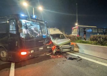 Σοβαρό ατύχημα έξω από τη Λάρισα: Ασθενοφόρο έπεσε πάνω σε κλούβα της Αστυνομίας