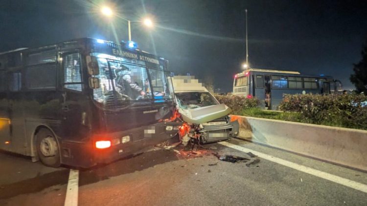 Σοβαρό ατύχημα έξω από τη Λάρισα: Ασθενοφόρο έπεσε πάνω σε κλούβα της Αστυνομίας