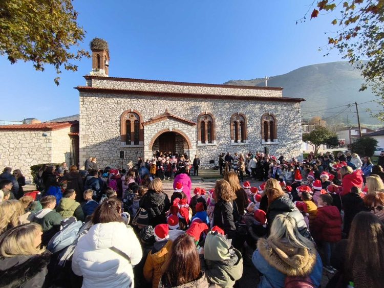Χριστούγεννα Προσφοράς και Ελπίδας από την Πρωτοβάθμια Εκπαίδευση: Διπλή Εκδήλωση Αγάπης και Αλληλεγγύης σε Φαρκαδόνα και Πύλη