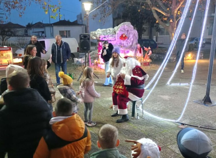 Φωταγωγήθηκε το Χριστουγεννιάτικο Δέντρο στο Πετρωτό
