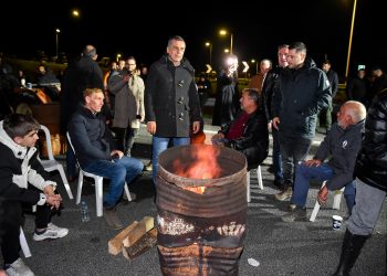 Ο Κουρέτας με τους αγρότες της Νίκαιας: Την επόμενη φορά ας χτυπήσουν εμένα πρώτα