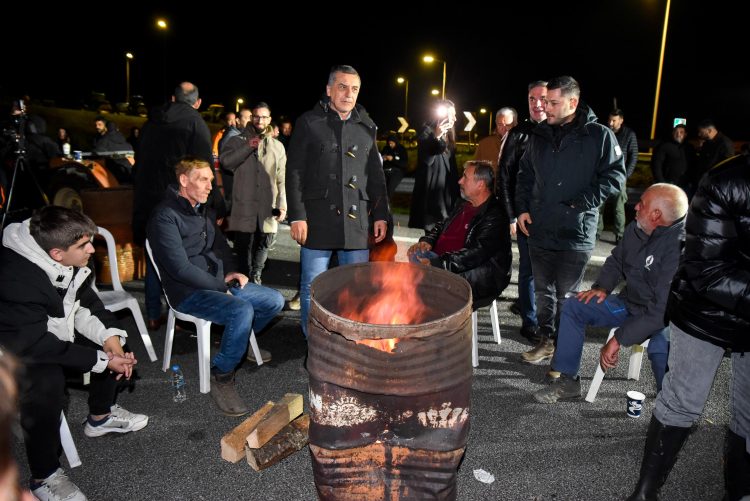 Ο Κουρέτας με τους αγρότες της Νίκαιας: Την επόμενη φορά ας χτυπήσουν εμένα πρώτα