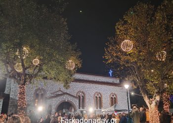 Η Φαρκαδόνα άναψε το χριστουγεννιάτικο δέντρο και έδωσε το έναυσμα για μια λαμπερή γιορτινή περίοδο
