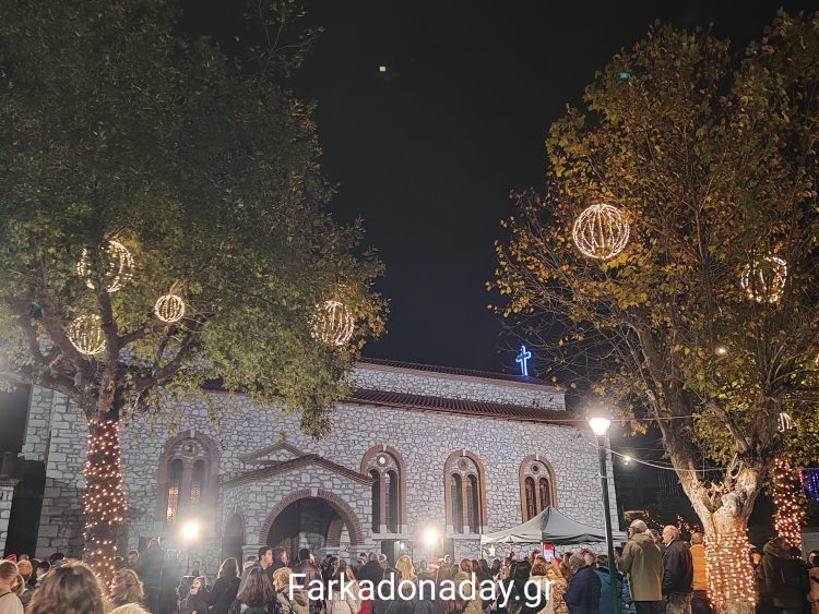 Η Φαρκαδόνα άναψε το χριστουγεννιάτικο δέντρο και έδωσε το έναυσμα για μια λαμπερή γιορτινή περίοδο