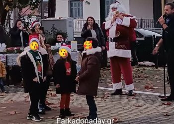 Ο Άι Βασίλης έφτασε στον Κλοκοτό και φωταγώγησε το χριστουγεννιάτικο δέντρο