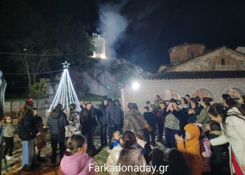 Λαμπερή φωταγώγηση του χριστουγεννιάτικου δέντρου στους Ταξιάρχες