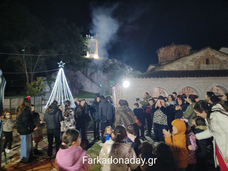 Λαμπερή φωταγώγηση του χριστουγεννιάτικου δέντρου στους Ταξιάρχες